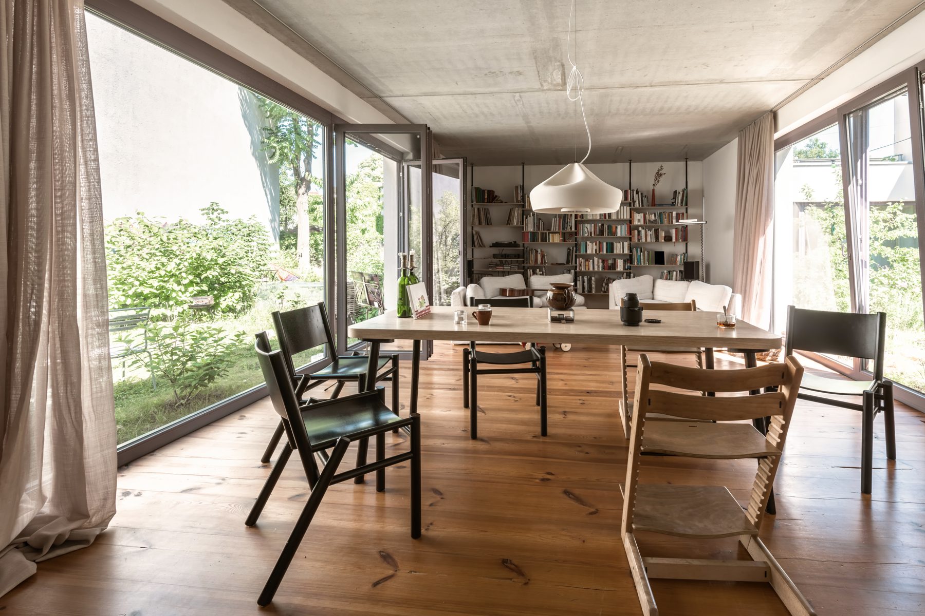 Dining room with garden view